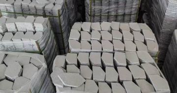 盘锦芝麻白石材冰裂纹，碎拼。