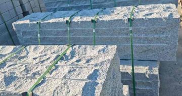 盘锦芝麻白自然面整石 坐凳