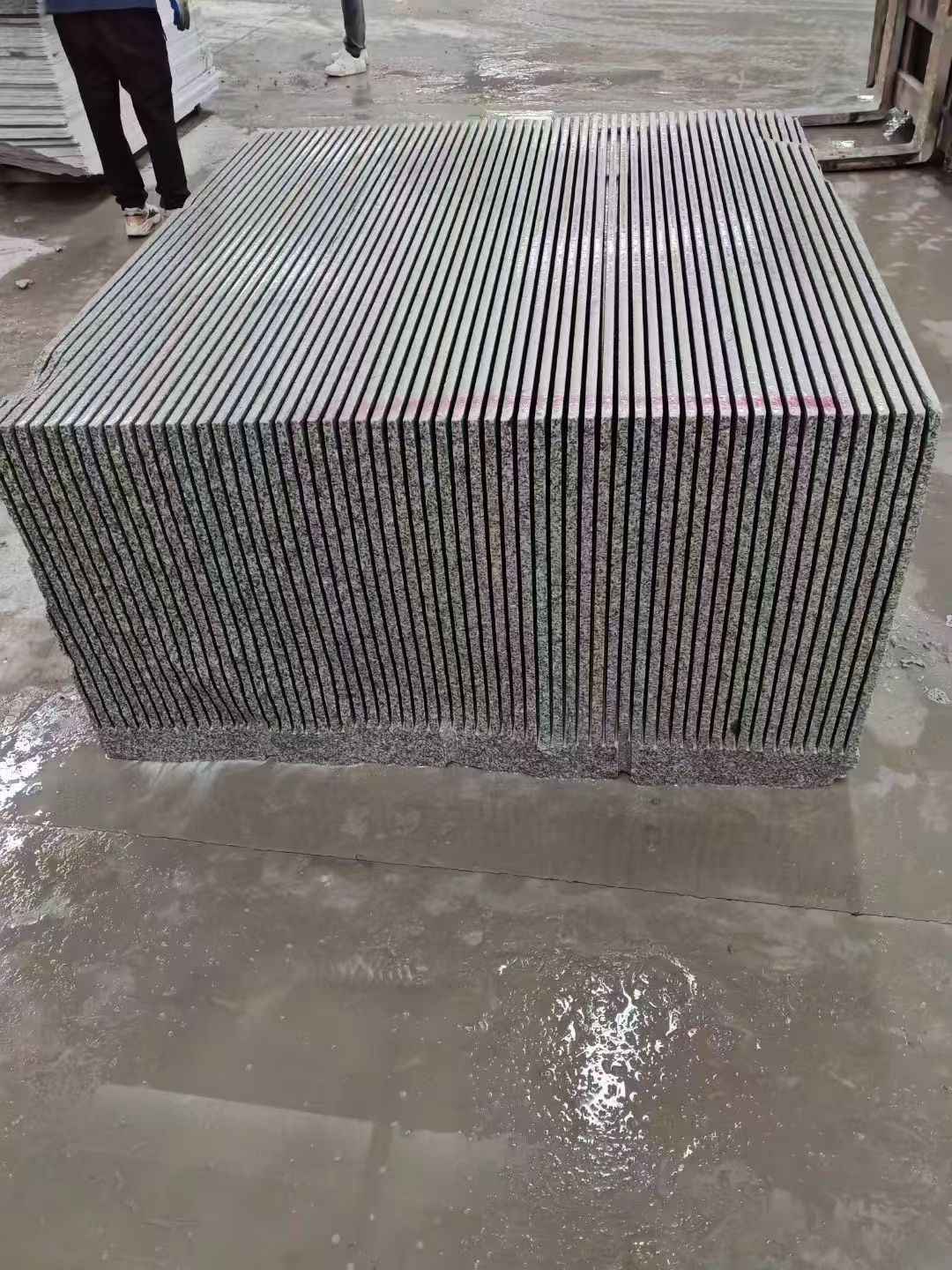 盘锦芝麻白毛板荒料切割