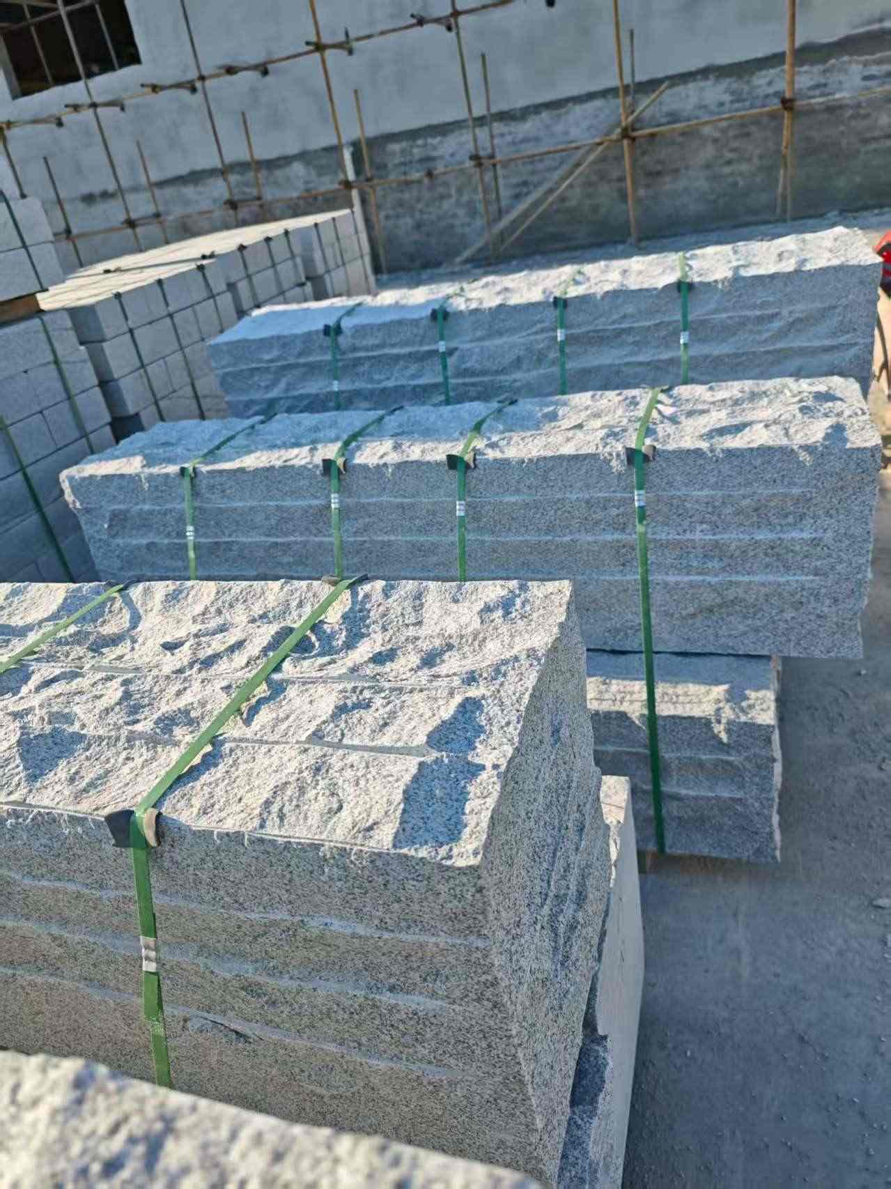 盘锦芝麻白自然面整石 坐凳